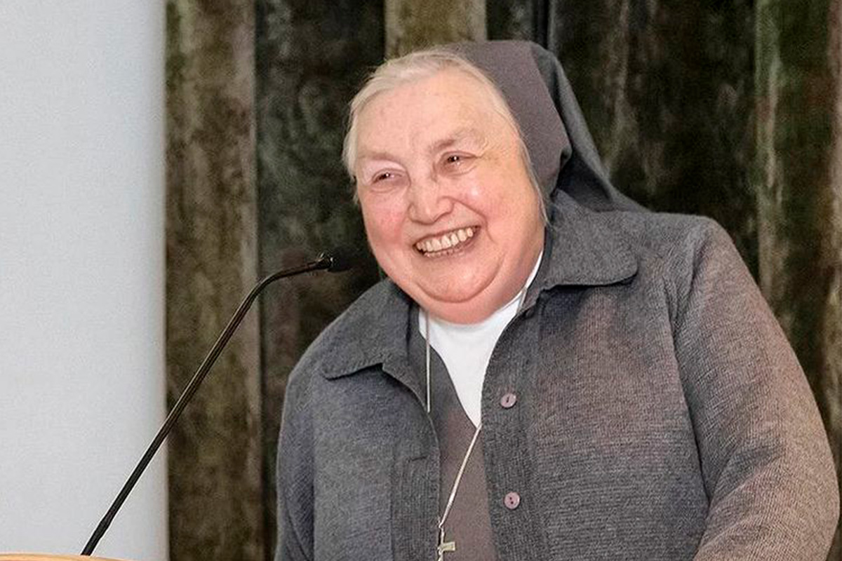 Madre Yvonne Reungoat entre los participantes en el Sínodo